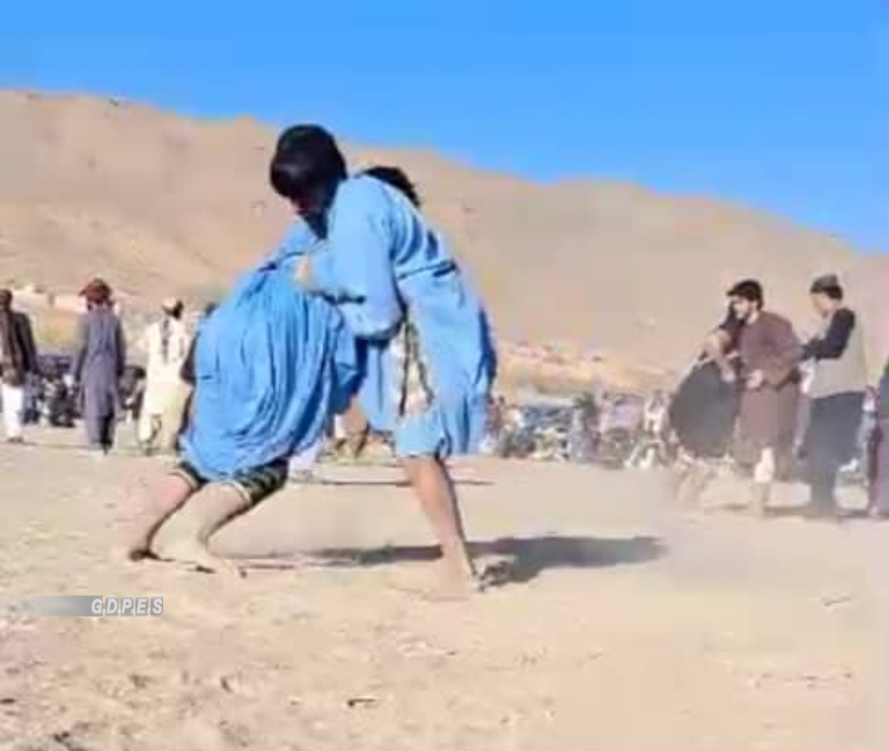 زابل؛ په شینکۍ ولسوالۍ کې د ۱۰۰ پهلوانانو ترمنځ د محلي غېږ نیونې سیالۍ وشوې