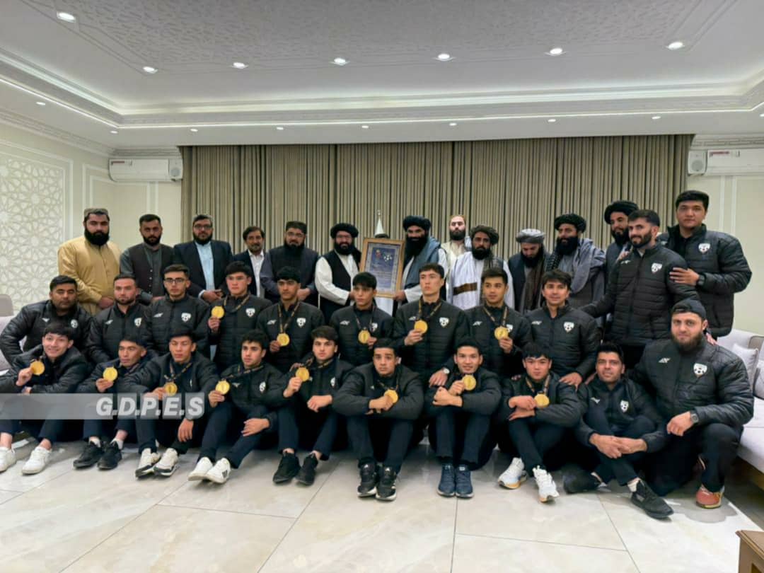 د کورنیو چارو وزیر قدرمن خلیفه سراج الدین حقاني د فوتسال له ۱۷ کلنو کم عمره ملي لوبډلې سره ولیدل