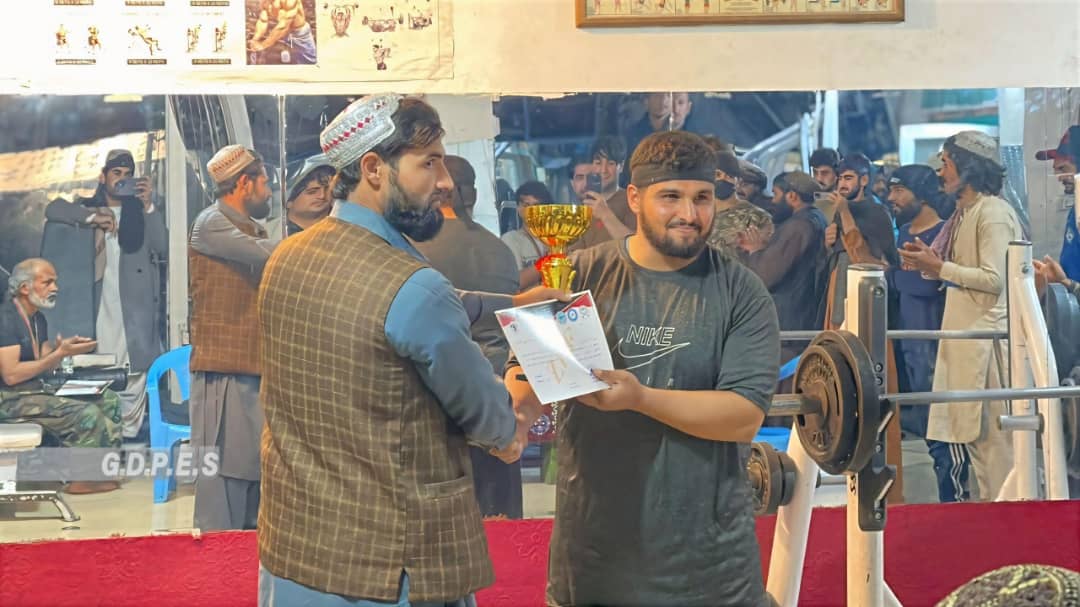 زابل کې د ۲۰ ورزشکارانو ترمنځ د بنج پريس سبک سيالۍ وشوې