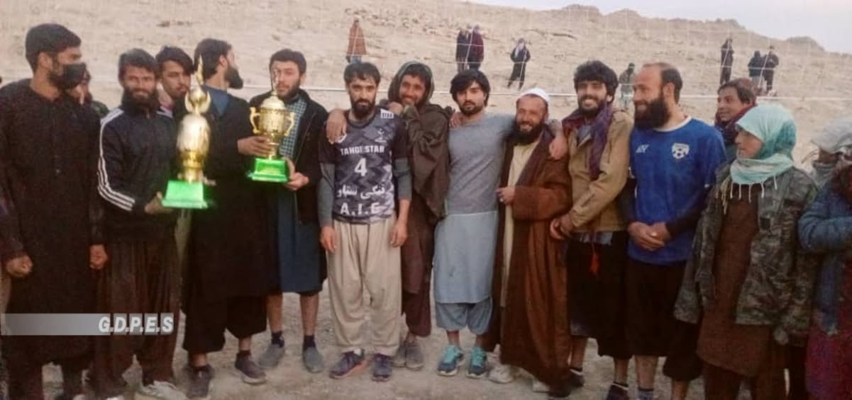 میدان وردګ؛ جغتو ولسوالۍ کې د ۱۸ لوبډلو ترمنځ د والیبال سیالۍ پای ته ورسېدې