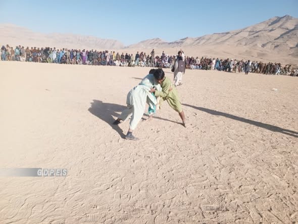 دایکندی؛ رقابت های کشتی محلی با اشتراک ۲۳تن در ولسوالی کجران برگزار شد