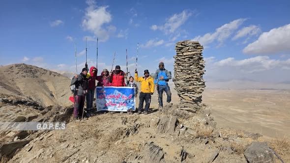 غزنی؛ صعود تیم کوهنوردی دیارسنایی به کوه‌هایی قریه روباط در ولسوالی ده‌یک