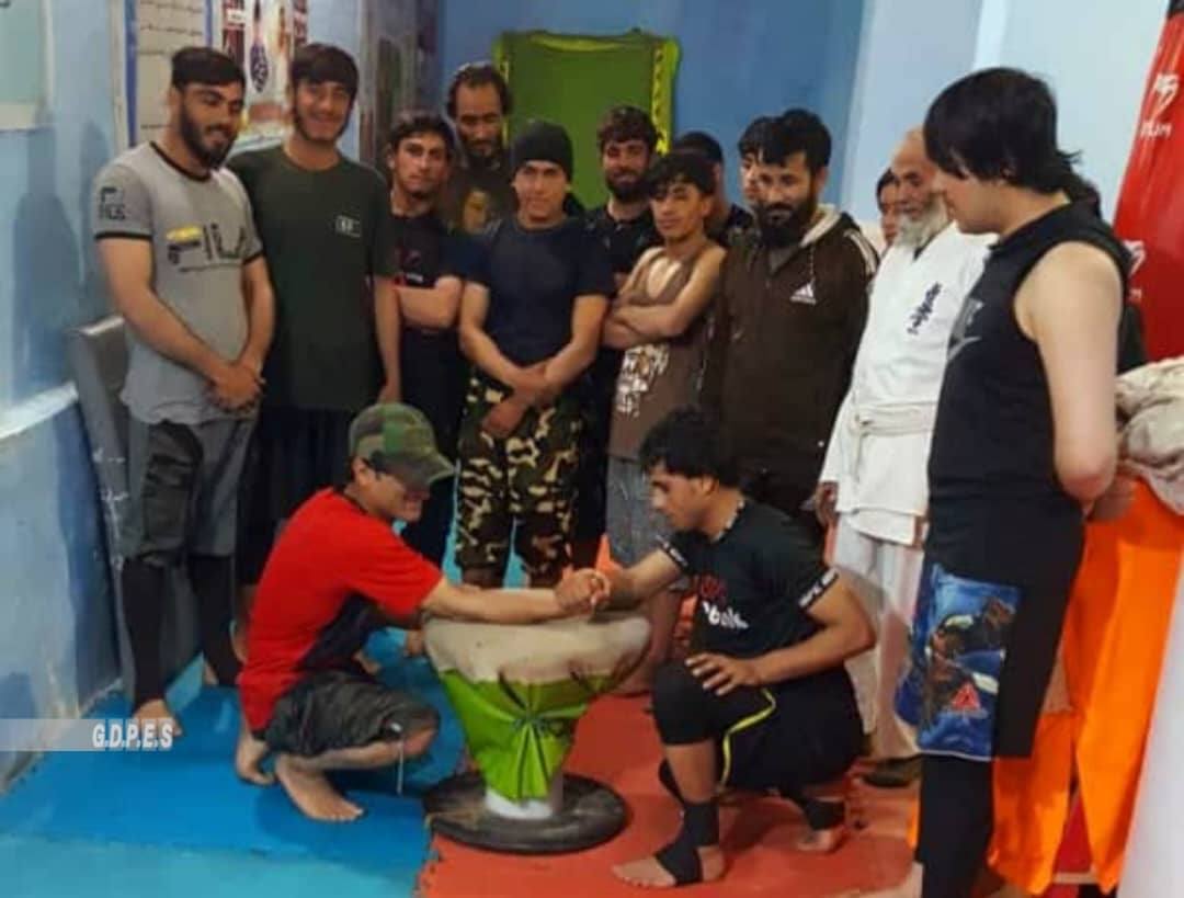 زابل؛ شاجوی ولسوالۍ کې د ١٦ ورزشکارانو ترمنځ د لاس چپه کولو سیالۍ ترسره شوه