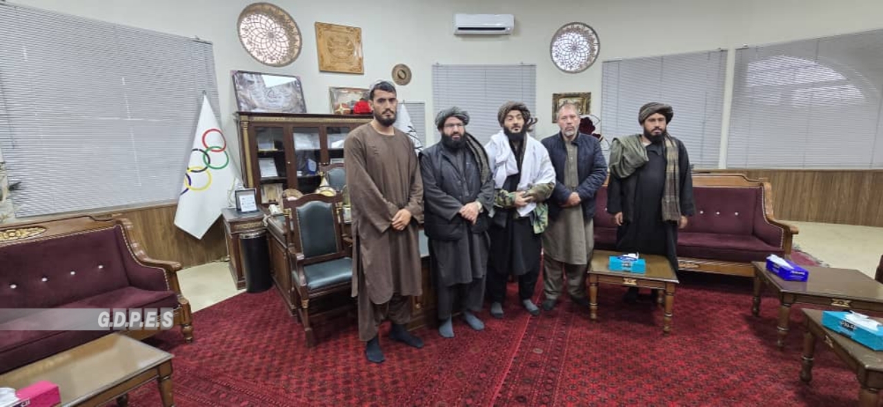 د ورزش ادارې عمومي رئیس په خپل کاري دفتر کې له نجیب الله طوفان سره ولیدل