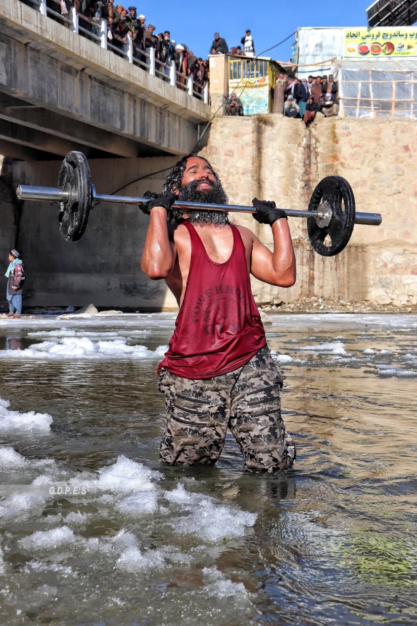 غور؛ اجرای نمایش‌های ورزشی از سوی جان محمد حیدری در شهر فیروزکوه