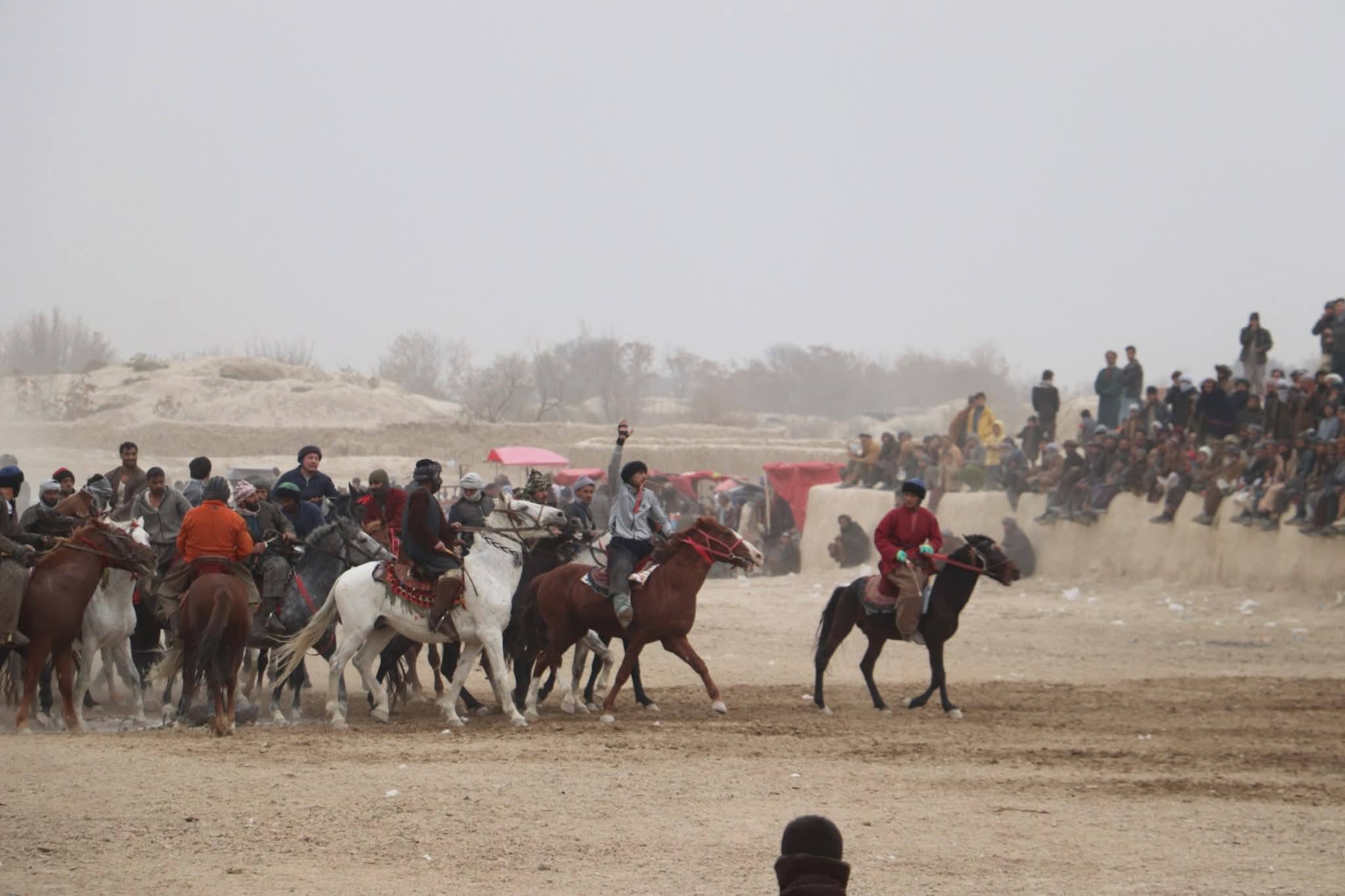 بلخ ؛ برگزاری رقابت‌های بزکشی میان ۴۰ چاپنداز در ولسوالی بلخ