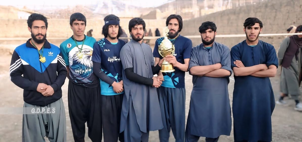 میدان وردک؛ رقابت‌های دوستانه والیبال میان هفت تیم در ولسوالی چک برگزار شد