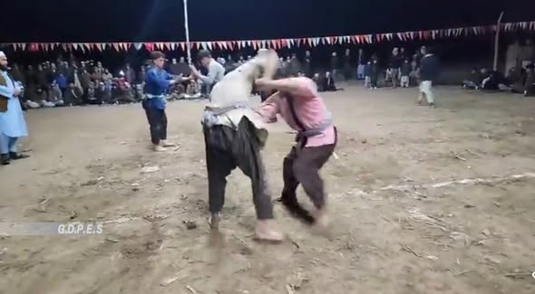 بلخ؛ دولت آباد ولسوالۍ کې د ١١٠ ورزشکارانو ترمنځ د کورش سیالۍ ترسره شوې