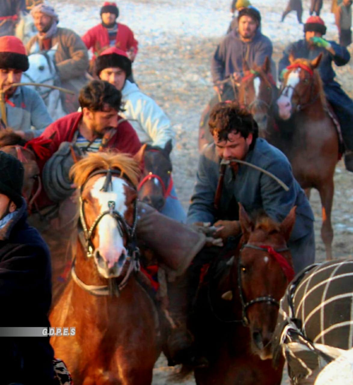 بلخ ؛ رقابت‌های بزکشی میان ٤٠ چاپنداز در پروژه آزادی شهر مزار شريف برگزار شد