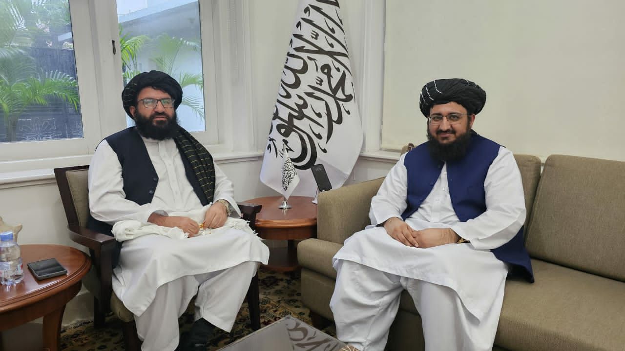 د ورزش ادارې عمومي رئیس په اندونیزیا کې د ا.ا.ا له سفیر مولوي سعدالله بلوچ سره وکتل.