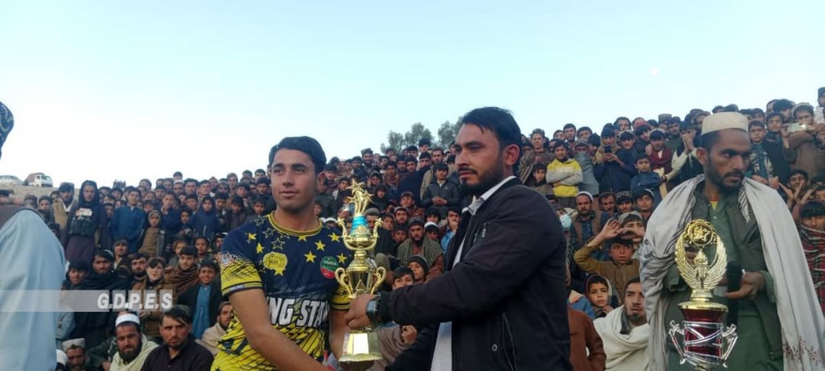 ننګرهار؛ شینوارو ولسوالۍ کې د ۶۰ لوبډلو ترمنځ د ټېپ بال کرېکټ سیالۍ پای ته ورسېدې