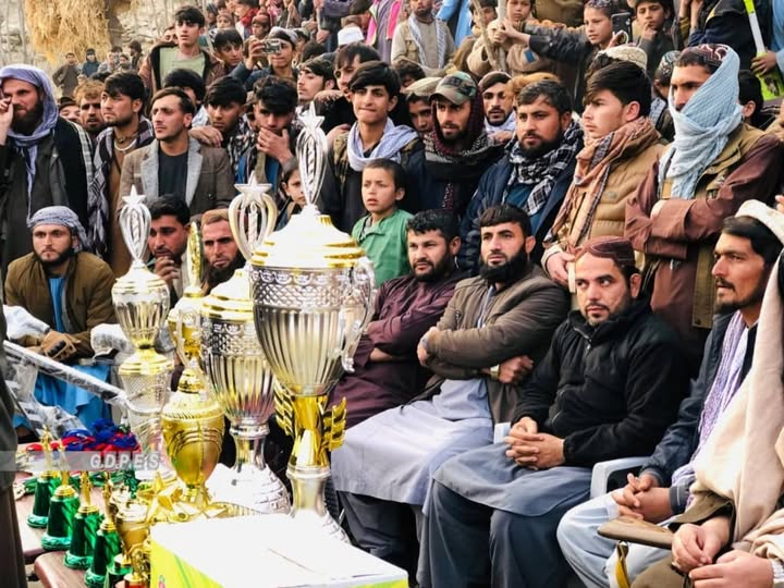 لغمان؛ علیشنګ ولسوالۍ کې د ۴۲ لوبډلو ترمنځ د ټېپ بال کرېکټ سیالۍ پای ته ورسېدې