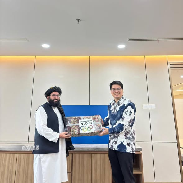 د ورزش ادارې عمومي رئيس مولوي احمد الله وثیق د اندونیزیا د فوټسال کمېټې له مشر سره وکتل