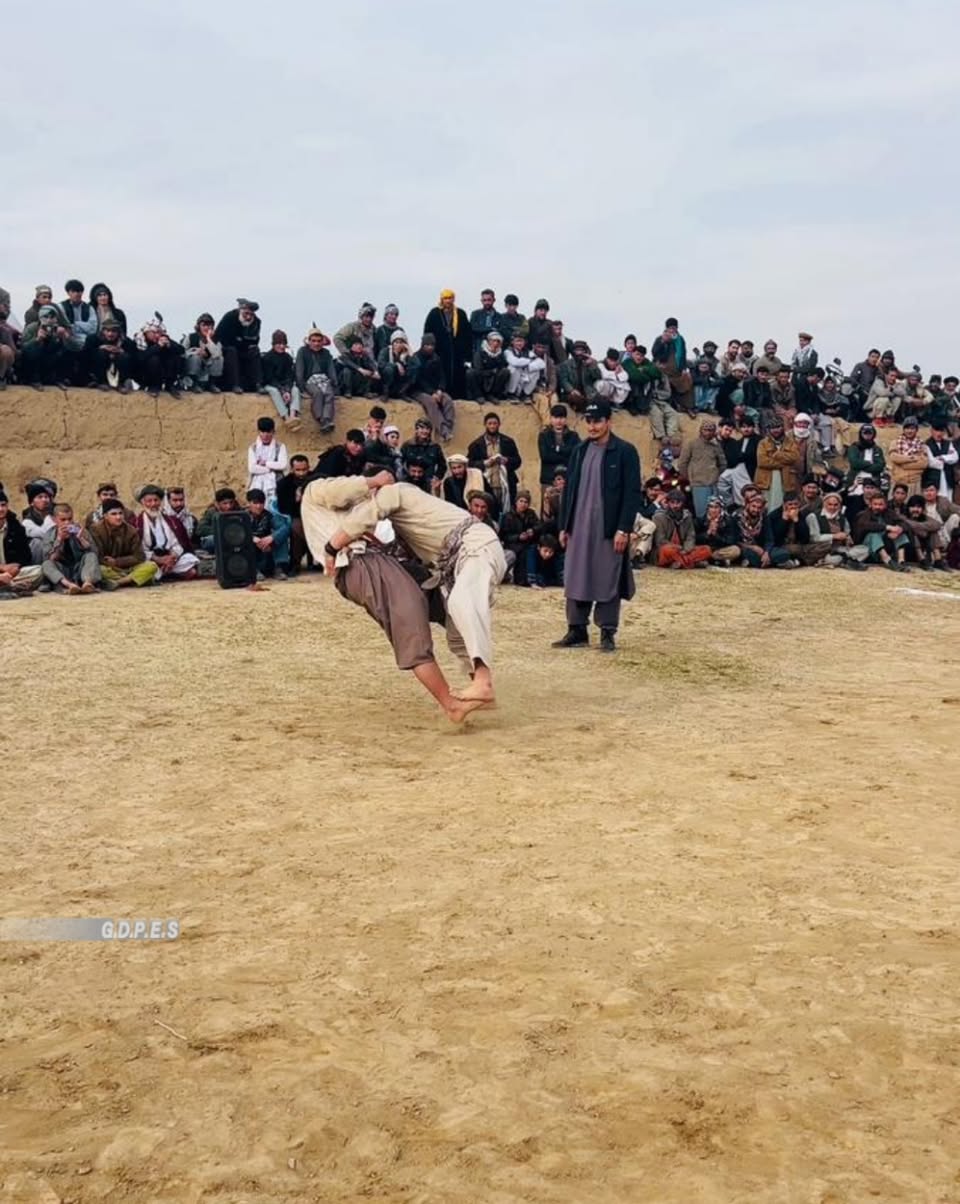 تخار؛ رقابت های کشتی محلی با اشتراک ۸۰ تن در ولسوالی خواجه‌غار برگزار شد
