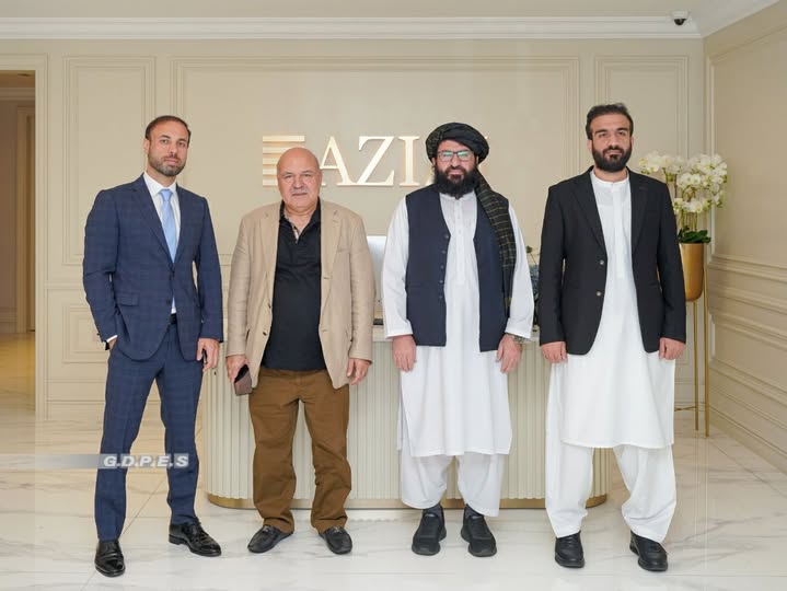 د ورزش ادارې عمومي رئیس مولوي احمدالله وثیق د عزیزي شرکت له مشر میرویس عزیزي سره وکتل