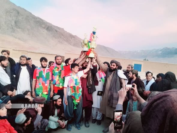 ارزگان؛ په ګیزاب ولسوالۍ کې د ۱۲ لوبډلو ترمنځ د واليبال سيالۍ پای ته ورسېدې