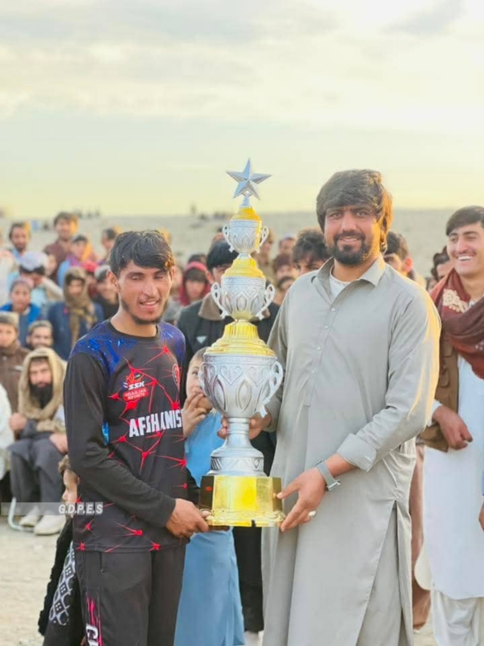 خوست؛ گربزو ولسوالۍ کې د ۲۰ لوبډلو ترمنځ د ټېپ بال کرېکټ سیالۍ پای ته ورسېدې.