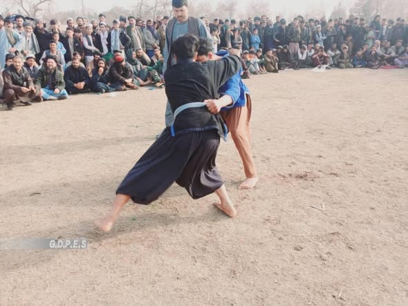 تخار؛ رقابت‌های کشتی محلی با اشتراک ۵۰ تن در ولسوالی درقد برگزار شد