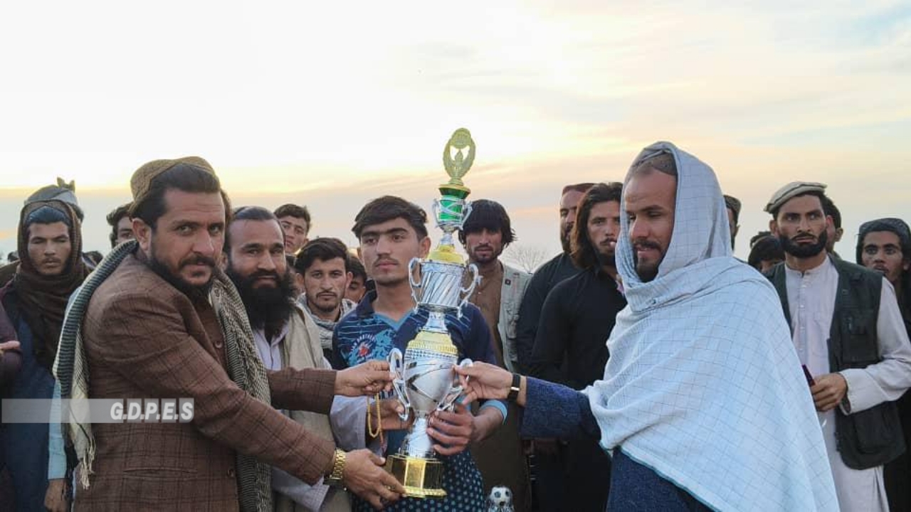 ننګرهار؛ نازیان ولسوالۍ کې د ۱۶ لوبډلو ترمنځ د ټېپ بال کرېکټ سیالۍ پای ته ورسېدې