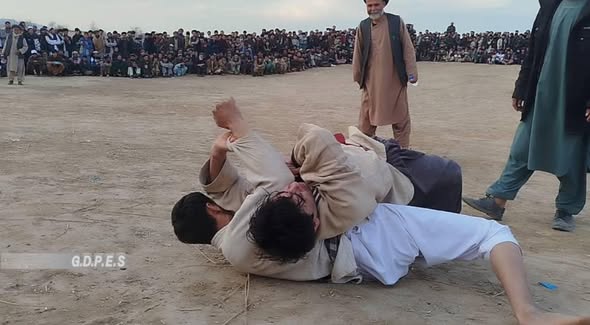 تخار؛ برگزاری رقابت های کشتی محلی با اشتراک ۶۰ تن در شهر تالقان