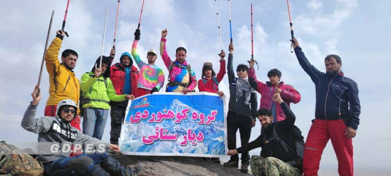 غزنی؛تیم ۱۳ نفری کوهنوردی دیارسنایی کوه های قریه روضه منطقه کیهان را پیمودند