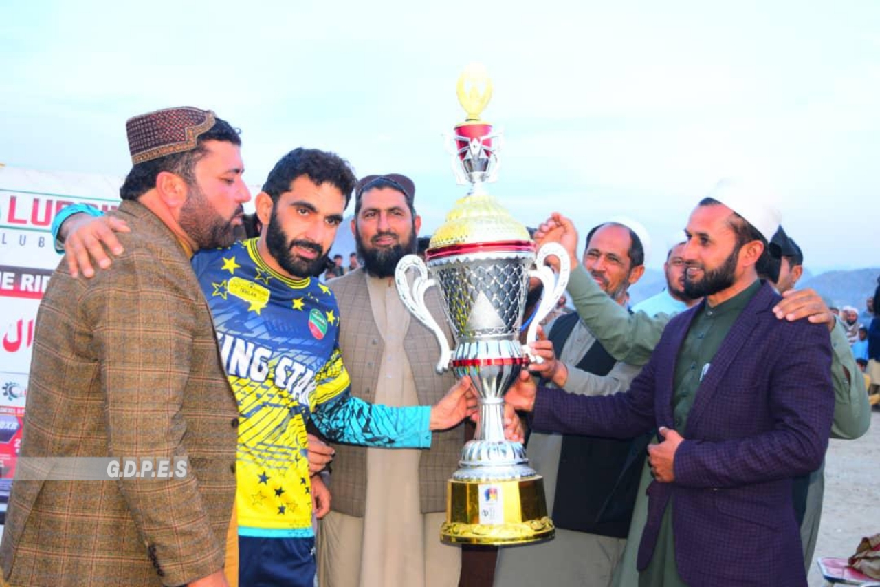 ننگرهار؛ مومندرې ولسوالۍ کې د ۸۰ لوبډلو ترمنځ د ټېپ بال کرېکټ سیالۍ پای ته ورسېدې