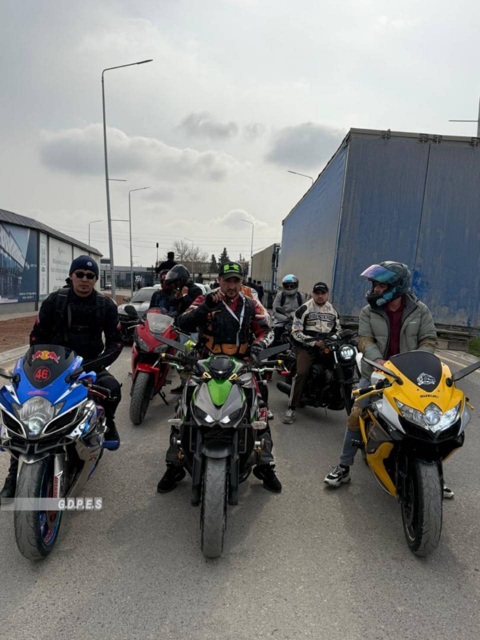 اجرای نمایش‌های موتور سواری در باز مشترک افغانستان - اوزبیکستان