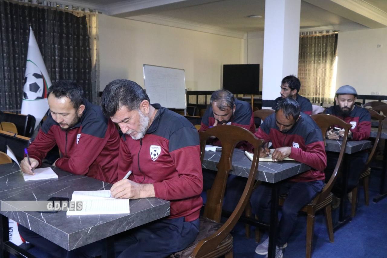 د فوټبال پنځلسو روزونکو ته د فوټبال لایسنس D درجې روزنیز کورس پیل شو