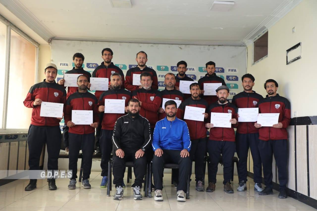 کابل؛ د فوټبال پنځلسو روزونکو ته د فوټبال لایسنس D درجې روزنیز کورس پای ته ورسېد