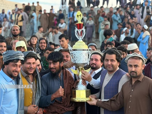 ننگرهار؛ سيف الله آباد لوبډلې د گوشتې ولسوالۍ د ټېپ بال کرېکټ غوره ليگ سياليو اتلولي وگټله