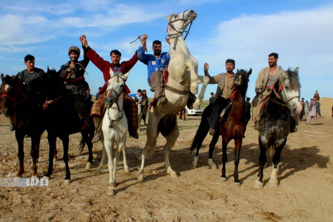 بلخ ؛ برگزاری رقابت‌های بزکشی میان ٣٠ چاپنداز در شهرک عمری شهر مزار شريف