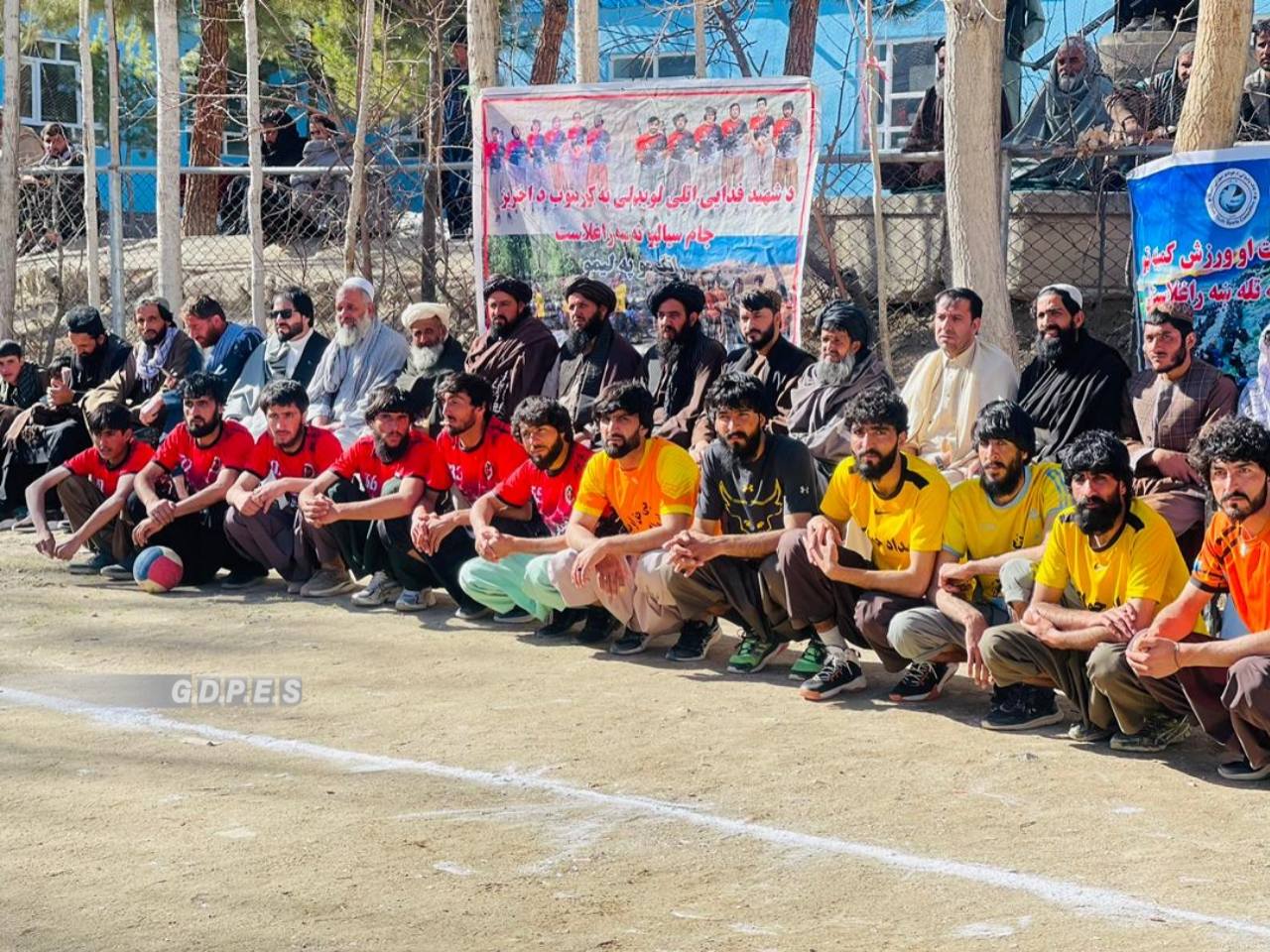میدان وردګ؛ چک ولسوالۍ کې د ٨٠ لوبډلو ترمنځ د والیبال سیالۍ پیل شوې