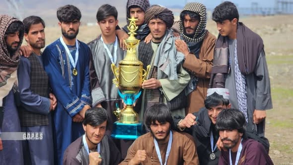 میدان وردګ؛ سید آباد ولسوالۍ کې د ٣٢ لوبډلو ترمنځ د ټېپ بال کرېکټ سیالۍ پای ته ورسېدې