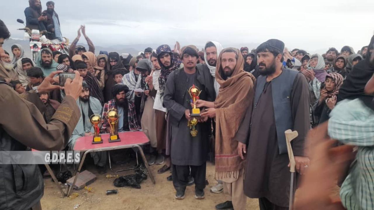 میدان وردګ؛ سید آباد ولسوالۍ کې د ٦٤ لوبډلو ترمنځ د ټېپ بال کرېکټ سیالۍ پای ته ورسېدې