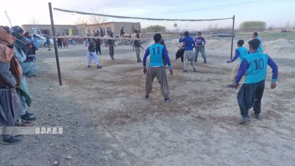 غزنی؛ رقابت‌های والیبال با اشتراک ۱۲ تیم در ولسوالی گیلان آغاز شد