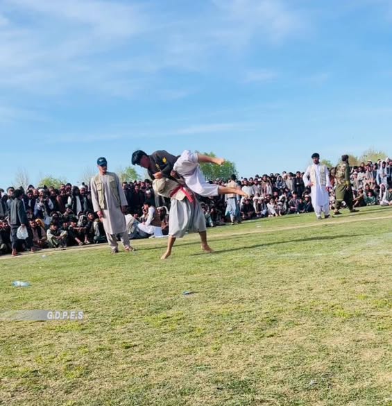 تخار؛ پایان رقابت های کشتی محلی با اشتراک ۱۰۰ تن در ولسوالی درقد