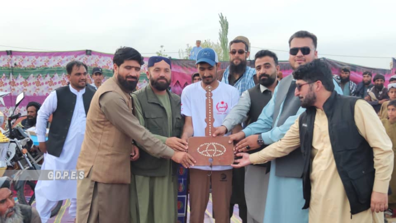 کندز؛ ګل تپې ولسوالۍ کې د ٣٢ لوبډلو ترمنځ د ټېپ بال کرېکټ سیالۍ پای ته ورسېدې