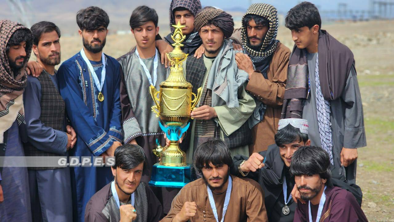 میدان وردګ؛ سید آباد ولسوالۍ کې د ٣٢ لوبډلو ترمنځ د ټېپ بال کرېکټ سیالۍ پای ته ورسېدې