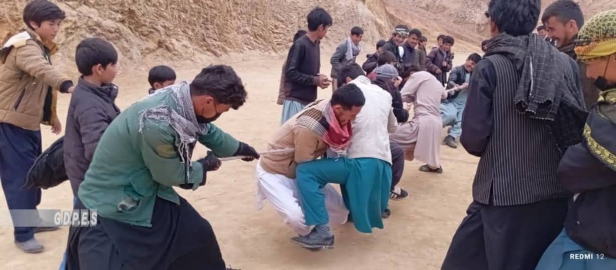 دایکندی؛ رقابت های ریسمان کشی با اشتراک ۶ تیم در ولسوالی اشترلی برگزار شد