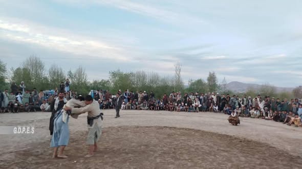 تخار؛ برگزاری رقابت های کشتی محلی با اشتراک ٥٠ تن در شهر تالقان