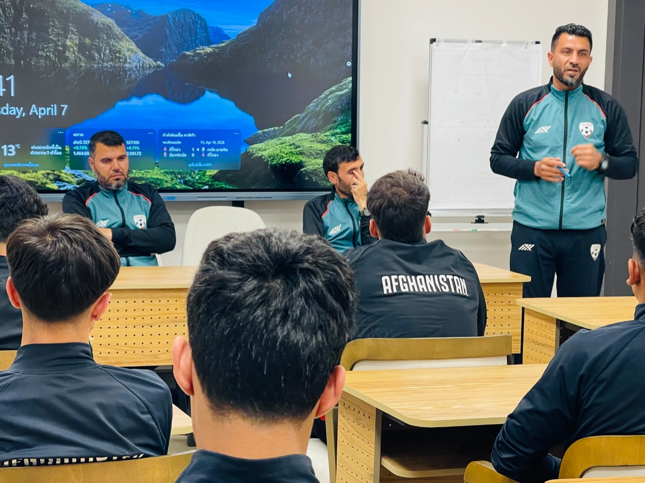 د فوټبال له ۱۷ کلونو کم عمره ملي لوبډلې ترکمنستان سره له لوبې مخکې د ضعف او قوت برخو معلومولو په پار تیوریکي غونډه وکړه.