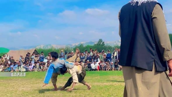 تخار؛ پایان رقابت های کشتی محلی با اشتراک ۱۰۰ تن در ولسوالی ینگی قلعه