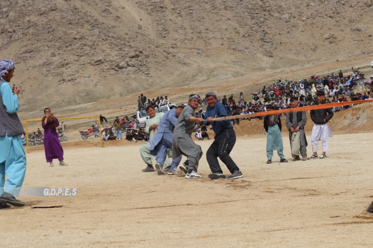 دایکندی؛ رقابت های ریسمان کشی با اشتراک ۶ تیم در ولسوالی میرامور برگزار شد