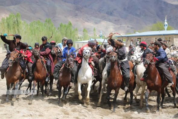 مسابقات بزکشی میان ۶۰ چاپنداز در ولسوالی خوست ولایت بغلان به پایان رسید
