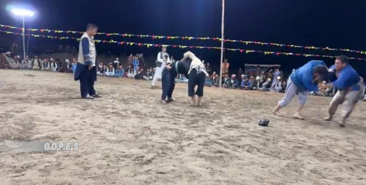 بلخ؛ رقابت‌های کورش میان ۷۰ پهلوان در ولسوالی شورتپه برگزار شد