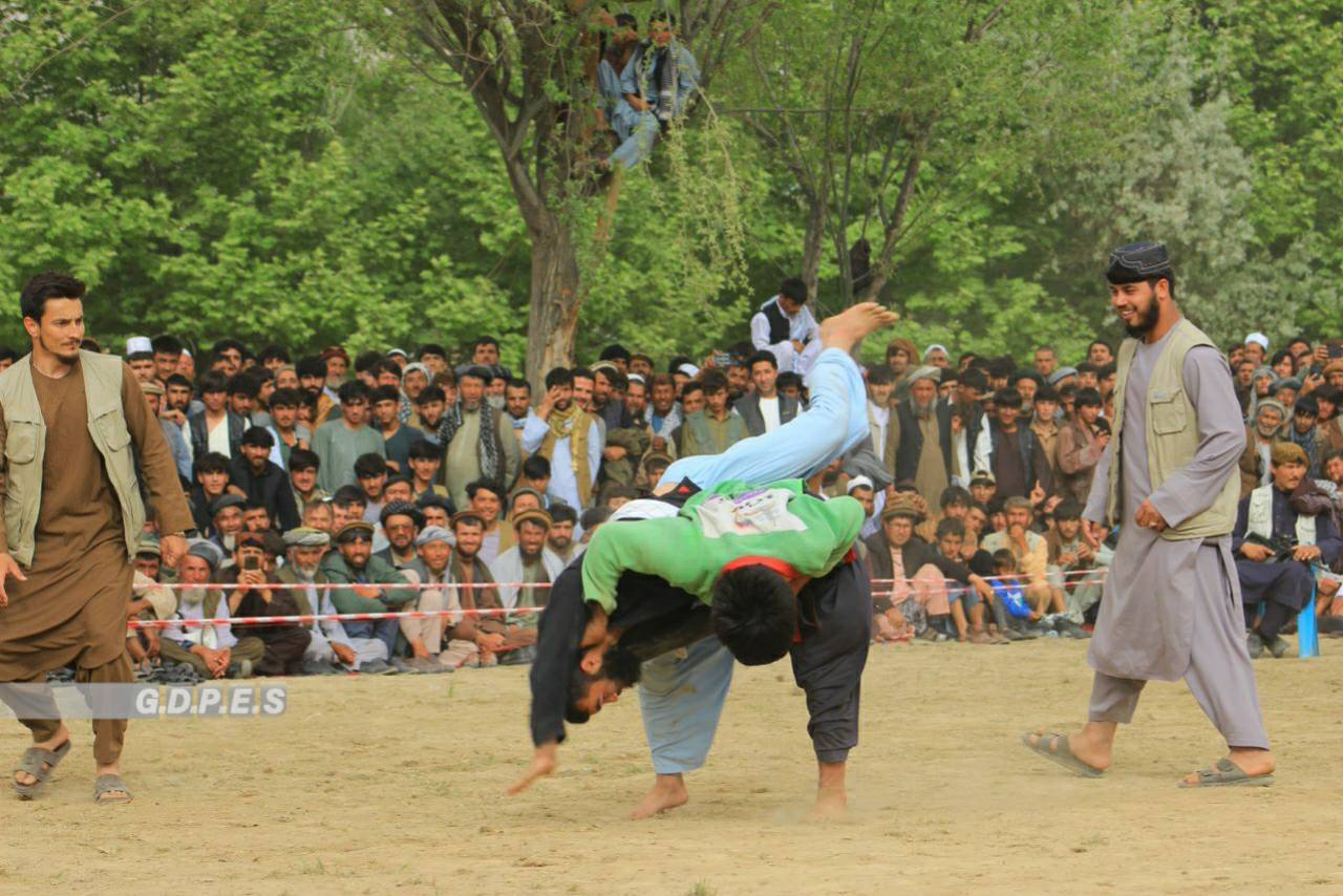 تخار؛ مرکز تالقان ښار کې د ۱۰۰ ورزشکارانو ترمنځ د کورش غېږنيونې سیمه ییزې سيالۍ وشوې