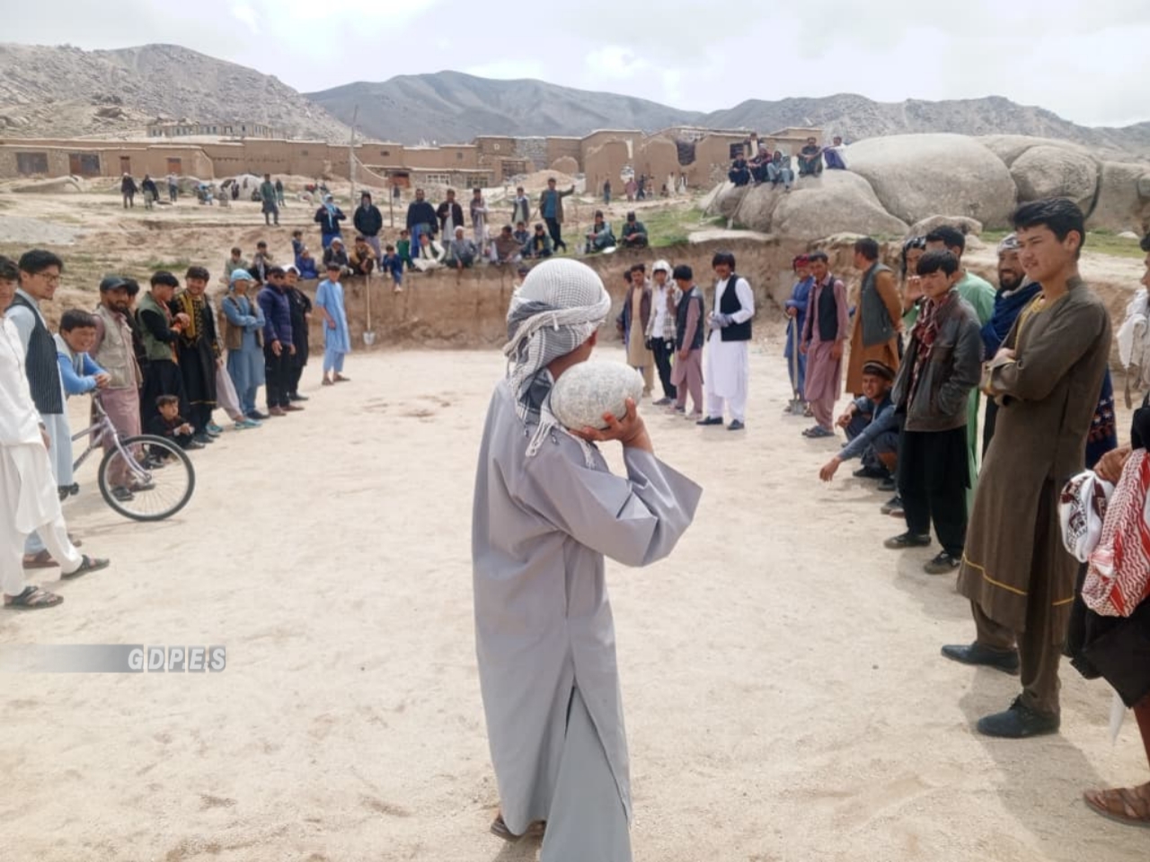 دایکندی؛ رقابت های پرتاب سنگ با اشتراک ۲۲ تن در ولسوالی گیرو برگزار شد