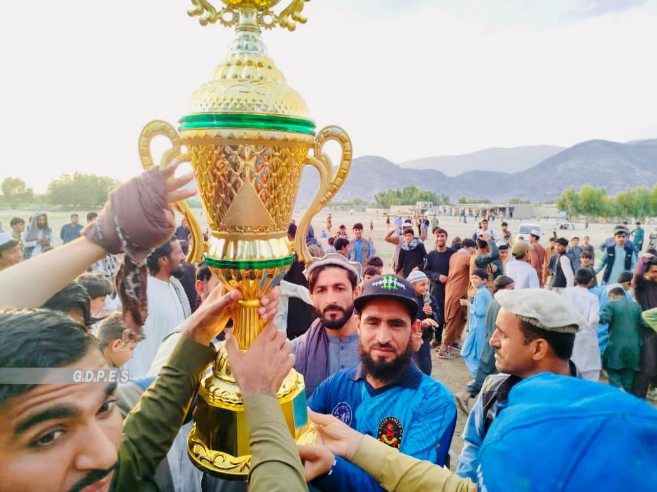 ننګرهار؛ کامې ولسوالۍ کې د ۲۵ لوبډلو ترمنځ د ټېپ بال کرېکټ سیالۍ پای ته ورسېدې