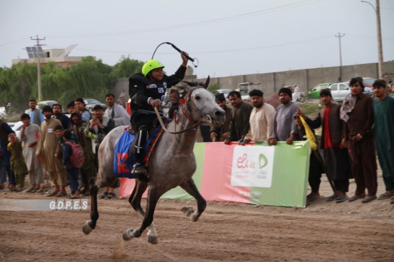 په هرات کې د اي انډ د افغانستان د اس ځغلونې اتم پړاو ټورنمنټ د انځور په ژبه