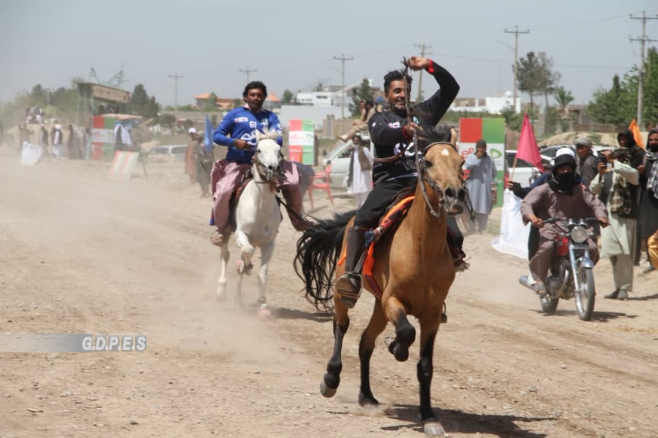 په هرات کې د اي انډ د افغانستان د اس ځغلونې اتم پړاو ټورنمنټ د انځور په ژبه